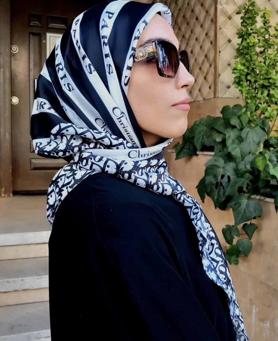 روسری ساتن مجلسی (طرح دیور مشکی سفید)